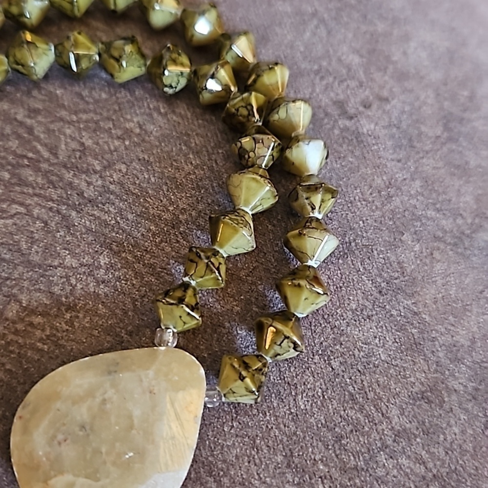 Vintage Moss Gemstone Teardrop Pendant Glass Beaded Necklace - Picture 4 of 6